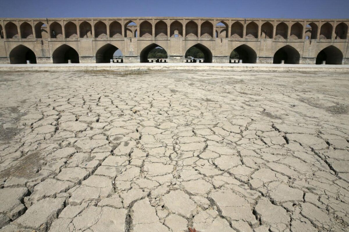 معرکه‌گیری وسط زاینده‌رود!