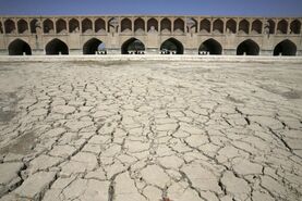 معرکه‌گیری وسط زاینده‌رود!
