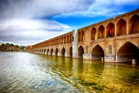 دیوارنویسی روی سی و سه پل اصفهان؛ ماجرا چه بود؟