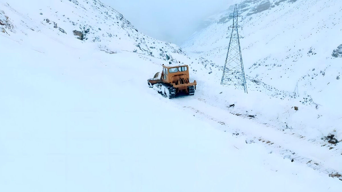 بازگشایی گردنه «کِلوسه» پس از ۱۰ روز محاصره در برف ۶ متری؛ راه ۷ روستا باز شد